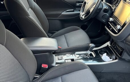 Mitsubishi Outlander III рестайлинг 3, 2022 год, 2 850 000 рублей, 2 фотография