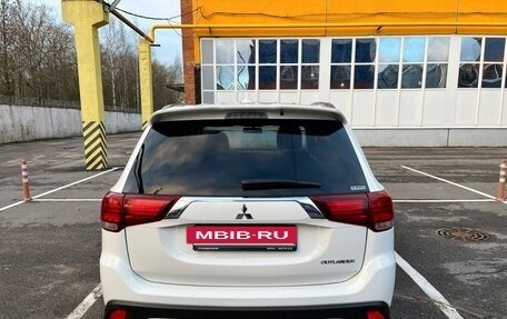 Mitsubishi Outlander III рестайлинг 3, 2022 год, 2 850 000 рублей, 5 фотография