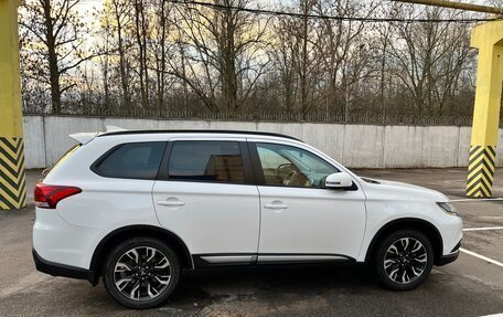 Mitsubishi Outlander III рестайлинг 3, 2022 год, 2 850 000 рублей, 10 фотография