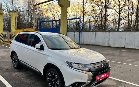 Mitsubishi Outlander III рестайлинг 3, 2022 год, 2 850 000 рублей, 9 фотография