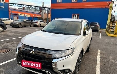 Mitsubishi Outlander III рестайлинг 3, 2022 год, 2 850 000 рублей, 8 фотография