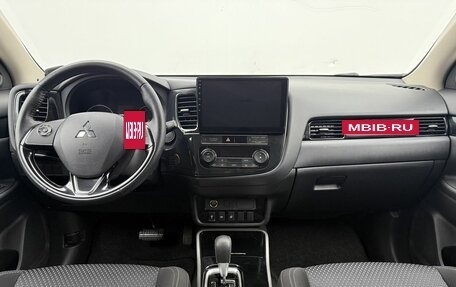 Mitsubishi Outlander III рестайлинг 3, 2019 год, 2 167 000 рублей, 12 фотография