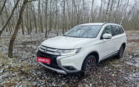 Mitsubishi Outlander III рестайлинг 3, 2015 год, 1 470 000 рублей, 2 фотография