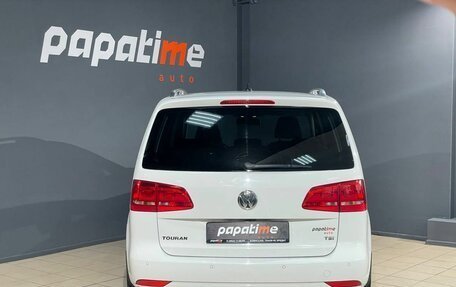 Volkswagen Touran III, 2011 год, 899 000 рублей, 4 фотография