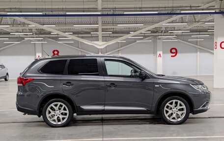 Mitsubishi Outlander III рестайлинг 3, 2016 год, 1 599 000 рублей, 8 фотография