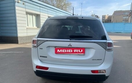 Mitsubishi Outlander III рестайлинг 3, 2014 год, 1 200 000 рублей, 4 фотография