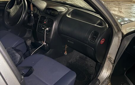 Mitsubishi Carisma I, 2002 год, 280 000 рублей, 16 фотография