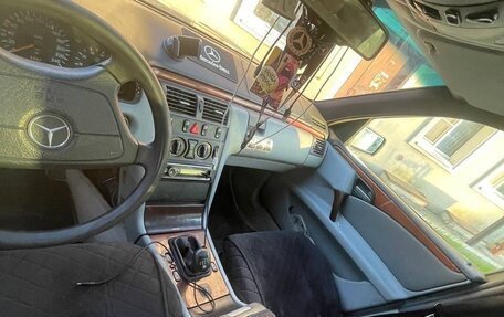 Mercedes-Benz E-Класс, 1996 год, 270 000 рублей, 4 фотография