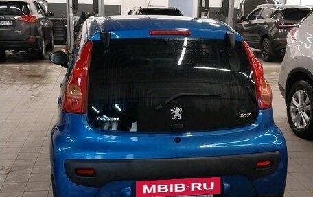 Peugeot 107 I рестайлинг, 2011 год, 498 563 рублей, 2 фотография
