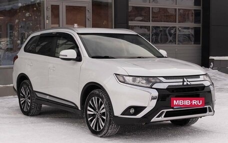 Mitsubishi Outlander III рестайлинг 3, 2019 год, 2 150 000 рублей, 3 фотография