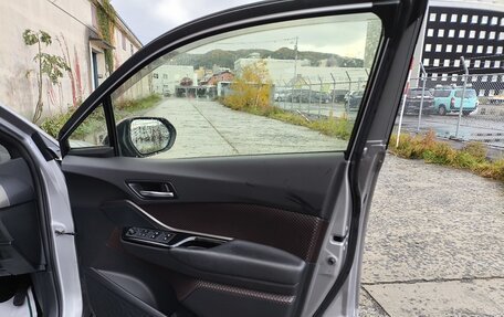 Toyota C-HR I рестайлинг, 2017 год, 2 500 000 рублей, 24 фотография