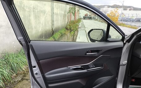 Toyota C-HR I рестайлинг, 2017 год, 2 500 000 рублей, 31 фотография