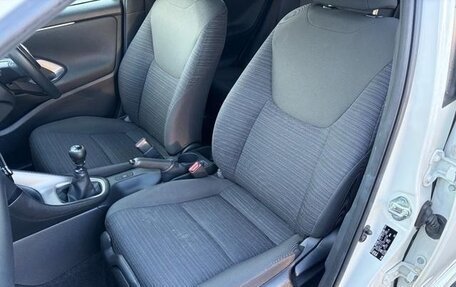 Toyota Yaris, 2021 год, 1 055 000 рублей, 21 фотография