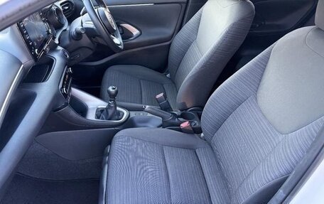 Toyota Yaris, 2021 год, 1 055 000 рублей, 20 фотография