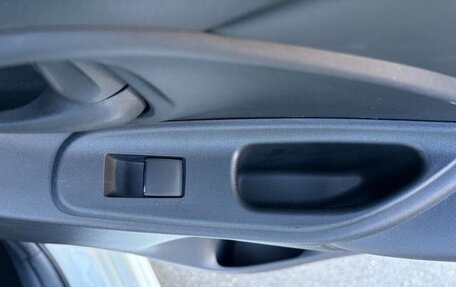 Toyota Yaris, 2021 год, 1 055 000 рублей, 19 фотография