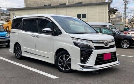 Toyota Voxy III, 2021 год, 2 295 000 рублей, 3 фотография