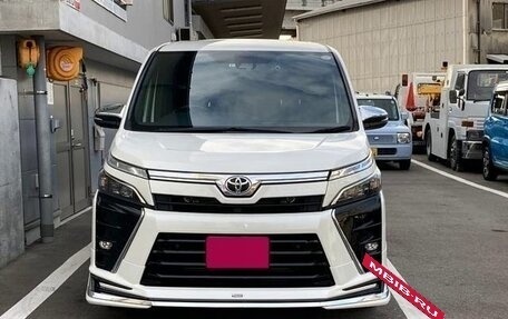 Toyota Voxy III, 2021 год, 2 295 000 рублей, 2 фотография