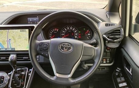 Toyota Voxy III, 2021 год, 2 295 000 рублей, 10 фотография