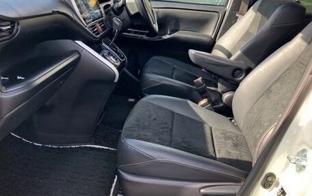 Toyota Voxy III, 2021 год, 2 295 000 рублей, 19 фотография