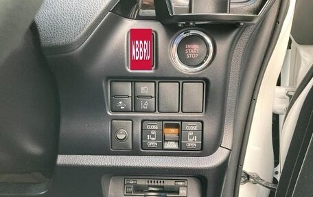 Toyota Voxy III, 2021 год, 2 295 000 рублей, 15 фотография