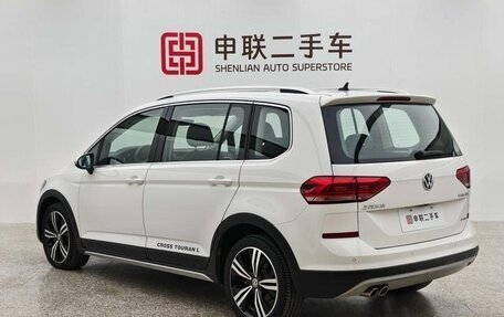 Volkswagen Touran III, 2024 год, 1 890 300 рублей, 4 фотография