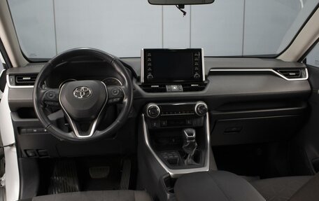 Toyota RAV4, 2020 год, 3 010 000 рублей, 5 фотография