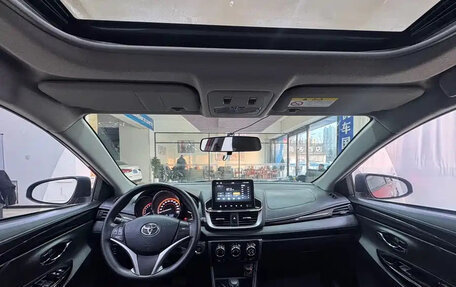 Toyota Yaris XP150 рестайлинг, 2021 год, 1 010 000 рублей, 12 фотография