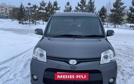 Toyota Sienta I, 2013 год, 990 000 рублей, 3 фотография
