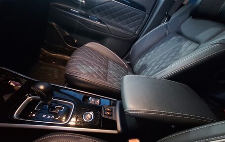 Mitsubishi Outlander III рестайлинг 3, 2022 год, 3 150 000 рублей, 6 фотография