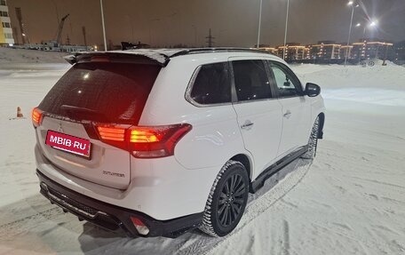 Mitsubishi Outlander III рестайлинг 3, 2022 год, 3 150 000 рублей, 2 фотография