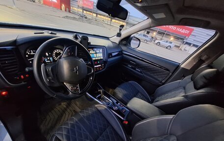 Mitsubishi Outlander III рестайлинг 3, 2022 год, 3 150 000 рублей, 17 фотография