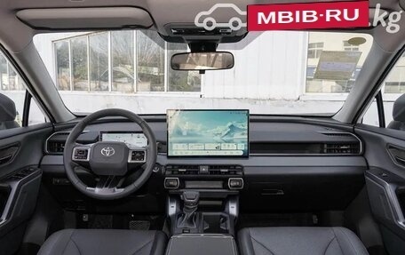 Toyota RAV4, 2025 год, 5 100 000 рублей, 3 фотография