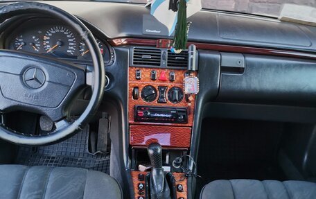 Mercedes-Benz E-Класс, 1997 год, 310 000 рублей, 3 фотография