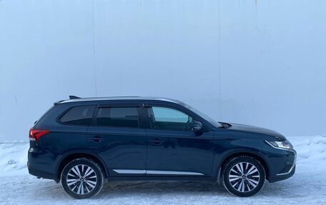Mitsubishi Outlander III рестайлинг 3, 2019 год, 2 550 000 рублей, 4 фотография