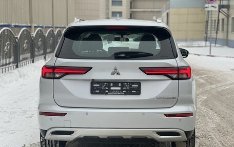 Mitsubishi Outlander, 2023 год, 3 990 000 рублей, 4 фотография