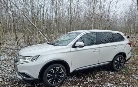 Mitsubishi Outlander III рестайлинг 3, 2016 год, 1 700 000 рублей, 3 фотография