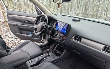 Mitsubishi Outlander III рестайлинг 3, 2016 год, 1 700 000 рублей, 5 фотография