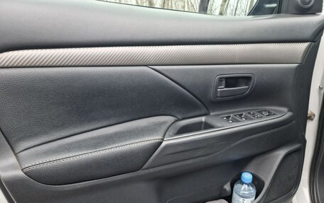 Mitsubishi Outlander III рестайлинг 3, 2016 год, 1 700 000 рублей, 7 фотография