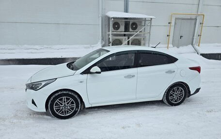 Hyundai Solaris II рестайлинг, 2021 год, 1 900 000 рублей, 8 фотография