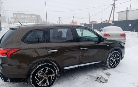 Mitsubishi Outlander III рестайлинг 3, 2015 год, 1 670 000 рублей, 5 фотография