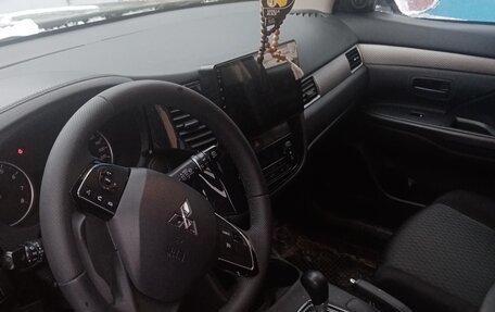 Mitsubishi Outlander III рестайлинг 3, 2015 год, 1 670 000 рублей, 12 фотография