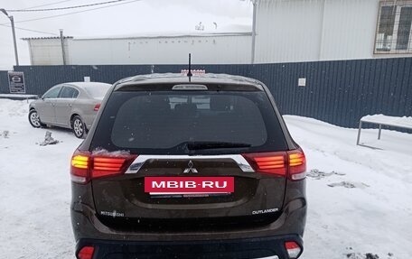 Mitsubishi Outlander III рестайлинг 3, 2015 год, 1 670 000 рублей, 7 фотография