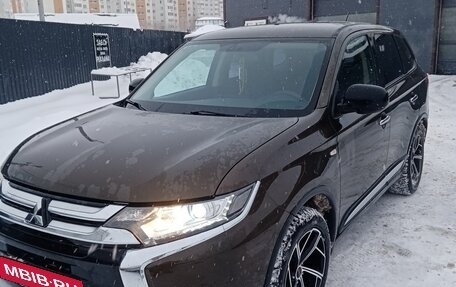 Mitsubishi Outlander III рестайлинг 3, 2015 год, 1 670 000 рублей, 8 фотография