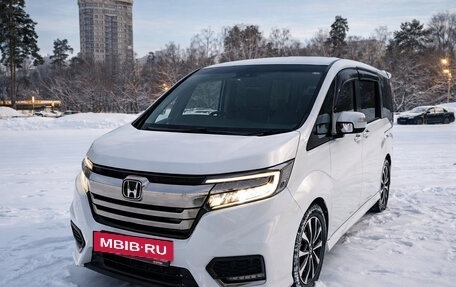 Honda Stepwgn IV, 2019 год, 2 350 000 рублей, 2 фотография