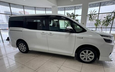 Toyota Voxy III, 2014 год, 1 550 000 рублей, 4 фотография