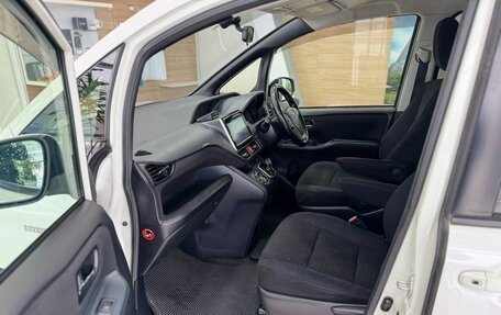 Toyota Voxy III, 2014 год, 1 550 000 рублей, 11 фотография