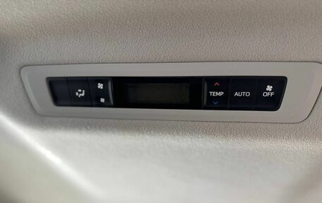 Toyota Voxy III, 2014 год, 1 550 000 рублей, 19 фотография