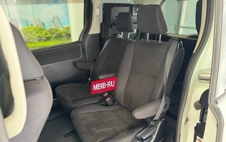 Toyota Voxy III, 2014 год, 1 550 000 рублей, 12 фотография