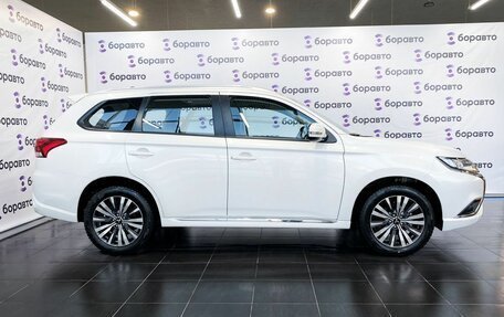 Mitsubishi Outlander III рестайлинг 3, 2022 год, 2 700 000 рублей, 7 фотография