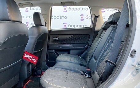 Mitsubishi Outlander III рестайлинг 3, 2022 год, 2 700 000 рублей, 11 фотография